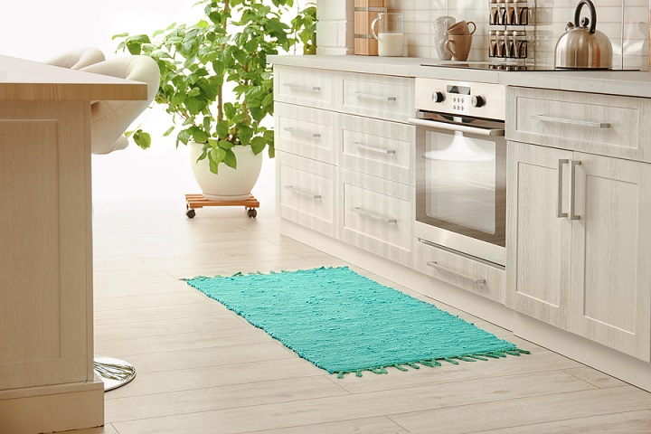 Colorful-rug-on-floor-in-kitchen
